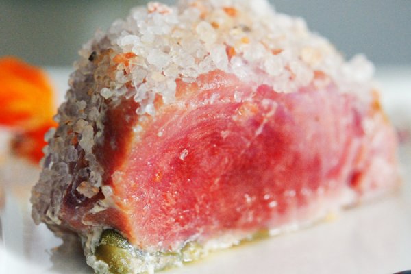 Cotlet de ton rosu in crusta de sare