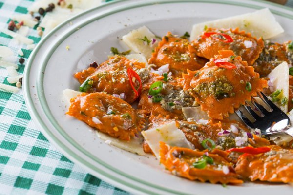 Ravioli cu boia, branza de capra, ricotta, spanac si sos quattro funghi