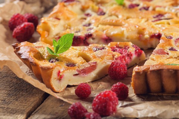 Clafoutis cu fructe de vara