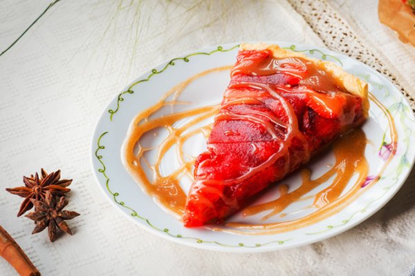 Tarta cu capsuni si sos de caramel cu crema de whisky