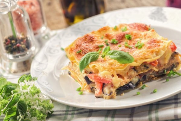 Lasagna cu dovlecei, vinete, parmezan si cascaval afumat