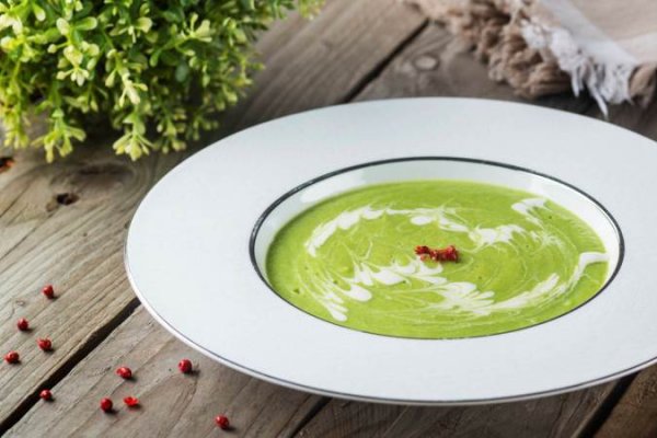 Supa crema de broccoli, lamaie, cartof copt si smantana