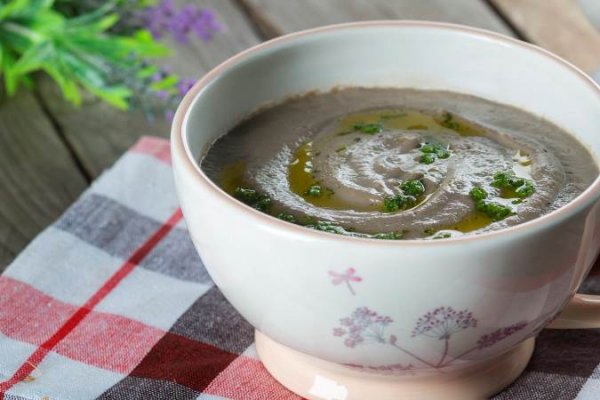 Supa crema de ciuperci cu pesto de busuioc