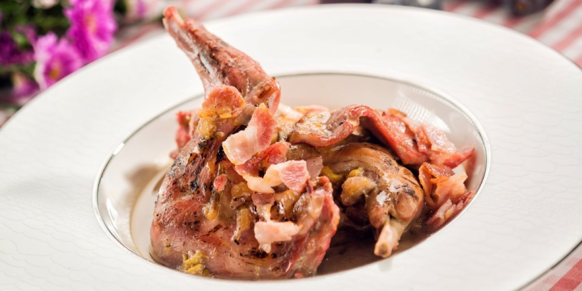 Ragout de iepure cu cherry, bacon si prune | Carne | Culinar.RO