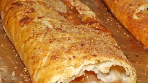 Strudel din aluat de casa, cu mere, pere si caramel