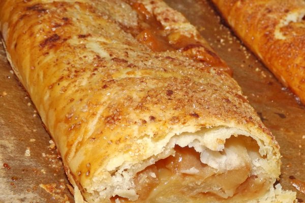 Strudel din aluat de casa, cu mere, pere si caramel