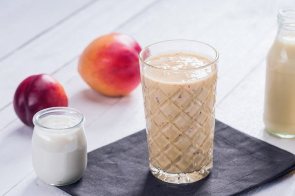 Smoothie cu nectarine si mango