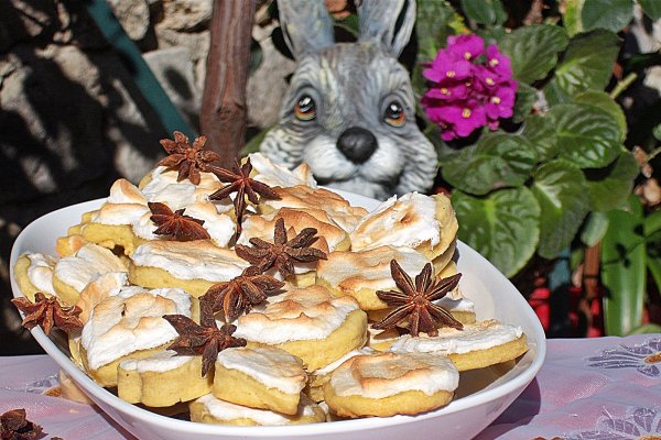 Biscuiti cu anason si bezea acrisoara de lamaie