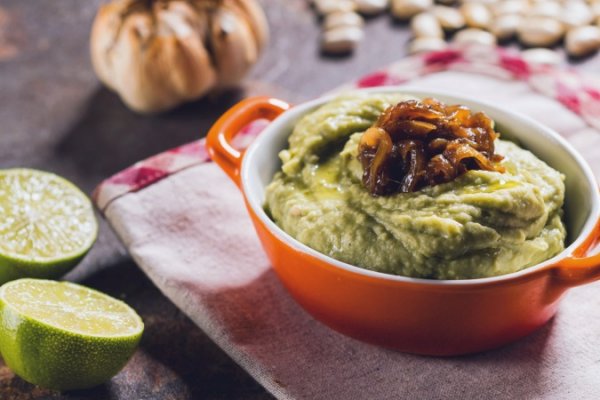 Crema de avocado cu fasole alba si ceapa caramelizata