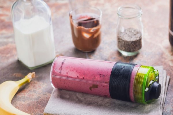 Smoothie fitness inainte de sala, cu fructe de padure, chia si nutella