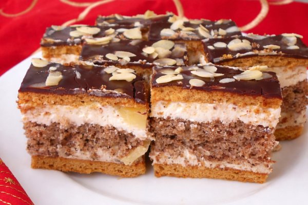 Prajitura cu blat de nuca, foi caramel si doua creme