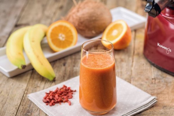 Smoothie energizant cu goji, facut de Carmen Bruma la storcatorul Kuvings