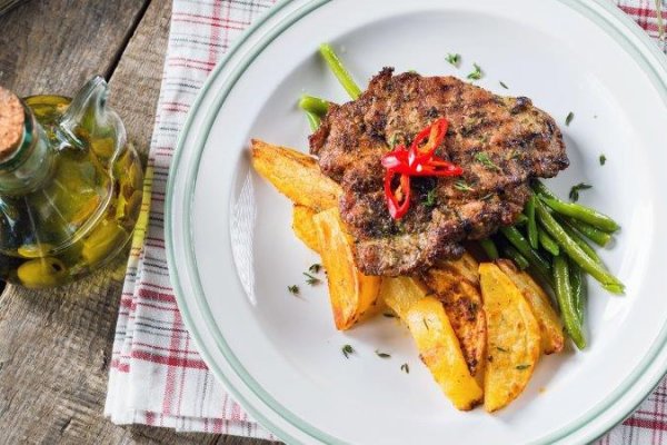 Ceafa de porc cu lamaie, menta, usturoi verde, tarhon proaspat si vin alb