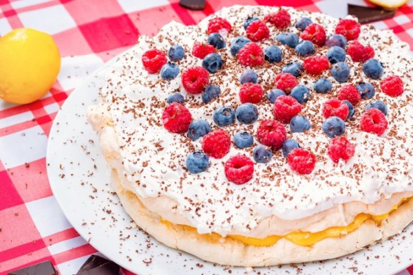 Pavlova cu Baileys si crema de lamaie