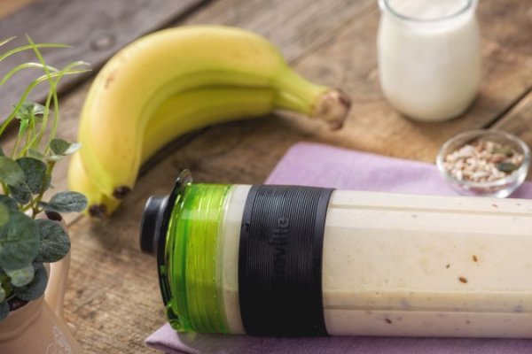 Smoothie fitness cu banane, mango si mix de seminte