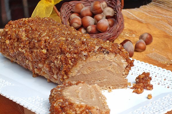 Rulada din biscuiti cu piure de castane si mantie din alune de padure