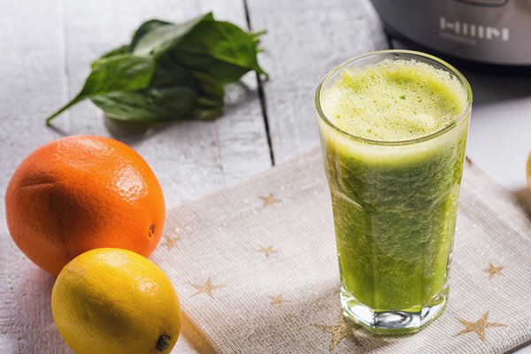 Smoothie de crestere a imunitatii cu spanac, portocale si ghimbir