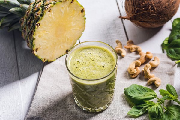 Smoothie inainte de sala cu caju, ananas si pudra de canepa