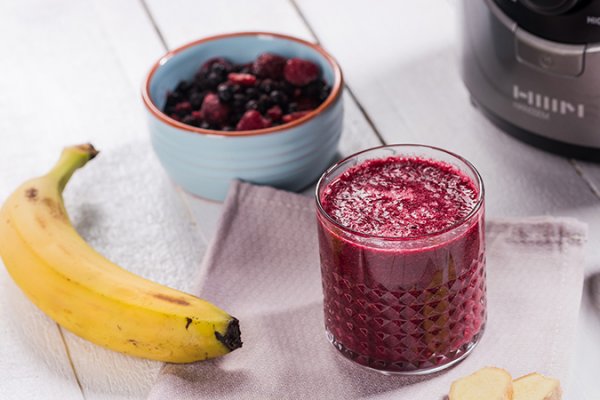 Smoothie pentru sanatatea corpului cu fructe de padure si sfecla rosie