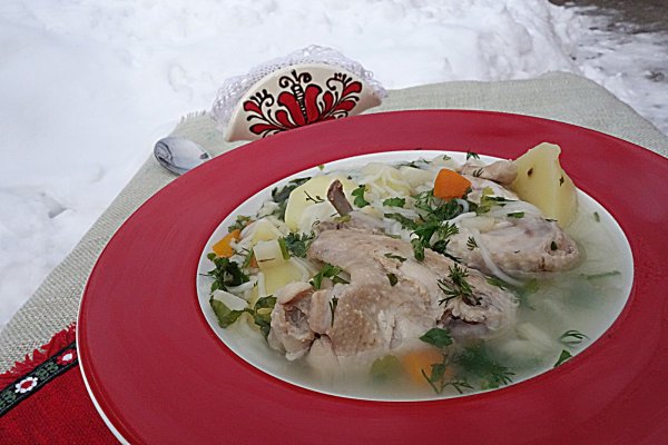 Supa din aripioare de pui cu radacinoase