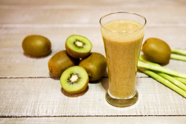 Smoothie cu kiwi si sparanghel