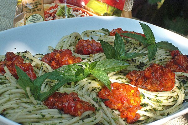 Cuiburi de spaghetti bolognese cu spanac si menta