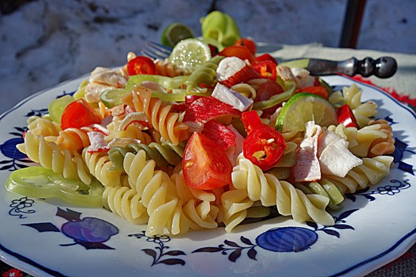 Fusilli tricolori picanti cu surimi