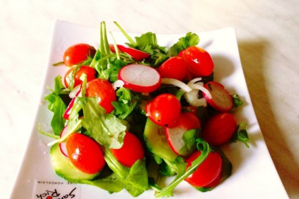 Salata de rucola, cu ridichi si rosii cherry