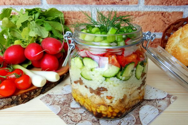 Salata la borcan cu legume, cus-cus si mini-fileuri din piept de pui