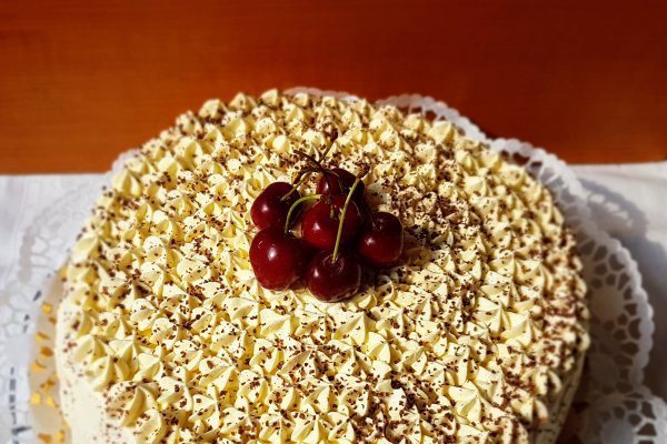 Tort cu jeleu de cirese si crema de vanilie cu mascarpone