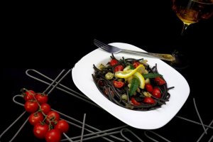 Spaghete negre de sepie cu creveti flambati in cognac si rosii cherry