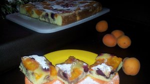 Prajitura parfumata cu caise si cirese