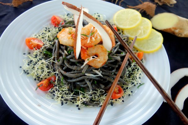 Spaghete negre cu cerneala de sepie cu creveti in sos de cocos