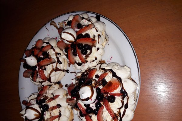 Mini Pavlova cu capsune si afine