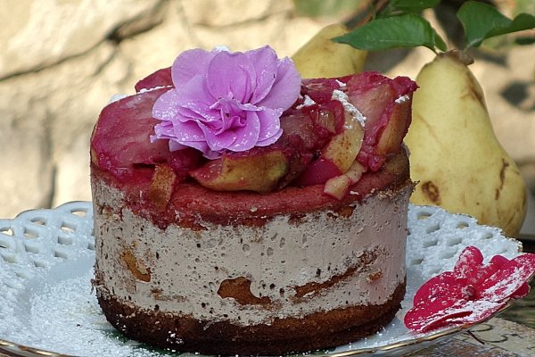 Prajitura cu pere fierte in sirop de trandafir si crema de castane