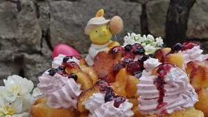 Savarine cu spuma de coacaze