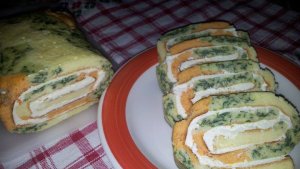 Rulada tricolora umpluta cu crema de branza
