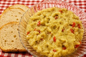 Salata de vinete cu ardei copt
