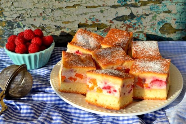 Prajitura turnata cu branza si fructe de vara