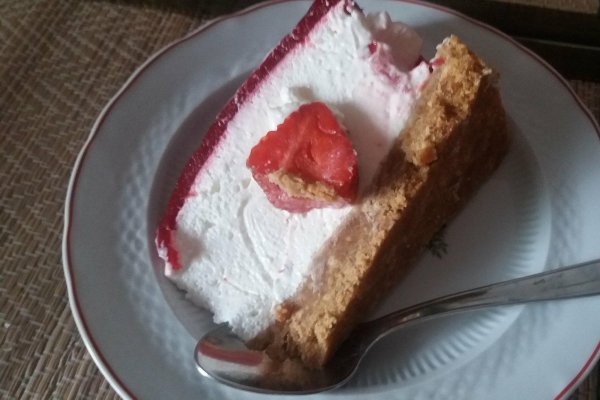 Cheesecake de capsuni cu jeleu de visine