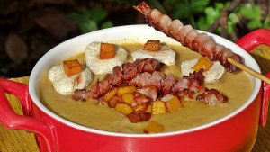 Supa crema de dovleac,cu gutuie si jambon