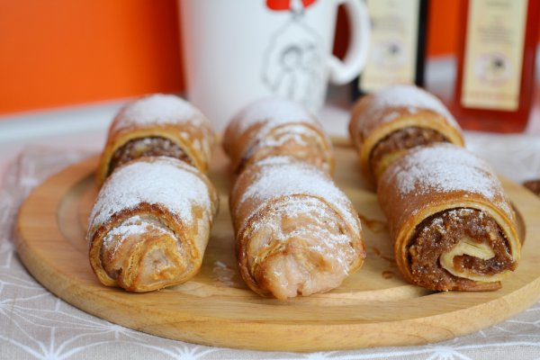 Strudel cu aluat fraged de casa, umplutura de mar si crema de vanilie