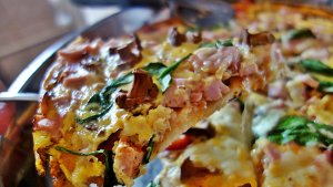 Pizza cu baby spanac si galbiori murati