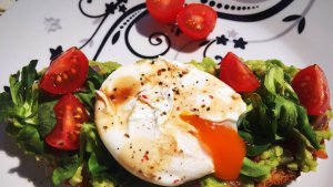 Sandwich cu guacamole si ou posat