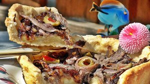 Tarta usor picanta cu ceapa rosie caramelizata si file  afumat de ansoa
