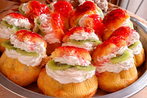 Savarine cu aluat dospit si fructe exotice