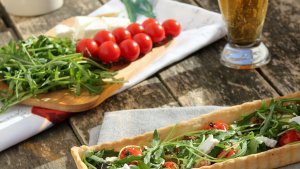 Tarta aperitiv cu feta, rucola si rosii
