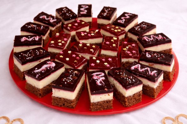 Prajitura cu mousse de vanilie si jeleu de fructe