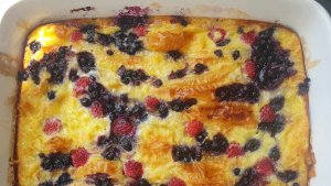 Placinta cu lapte si fructe de padure - Reteta simpla si delicioasa