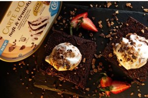 Brownie cu înghețată cremoasă și topping crunchy